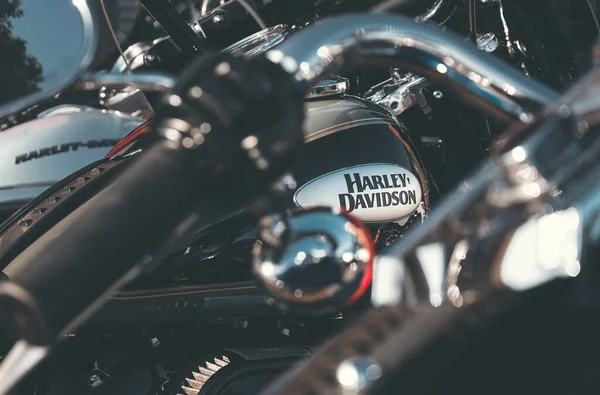 ブラジル南部のロンドリーナ市で展示されているハーレーダビッドソンのオートバイの詳細 それは世界で最も象徴的なオートバイのブランドの1つです ハーレーダビッドソン モーター サイクル Harley Davidson Motor Cycles 1903年にアメリカ合衆国ミルウォーキーで設立された会社 — ストック写真