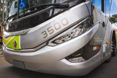 Araç Marcopolo Paradiso G8 1800 DD Mercedes-Benz O500 RSDD (2022), Brezilya 'nın Londrina kentindeki sergi parkında sergilenmektedir..