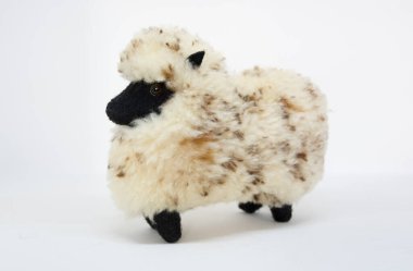 Koyun şeklinde, gerçek yünlü küçük bir oyuncak..