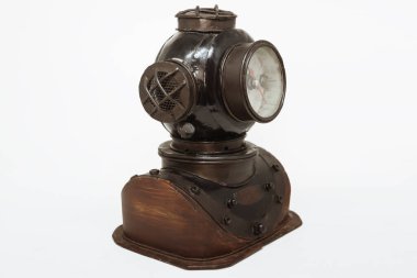 Antika dalış kaskı şeklinde bir saat.