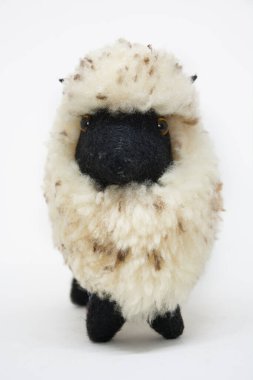 Koyun şeklinde, gerçek yünlü küçük bir oyuncak..