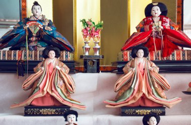 Güzel süslemeleri ve renkli kumaşları olan geleneksel Japon bebekleri. Japon bebekleri, ulusun kültürünün temel bir unsurudur. Hatta her bahar onlara adanmış bir festival bile vardır..