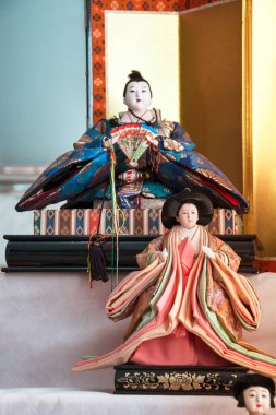 Güzel süslemeleri ve renkli kumaşları olan geleneksel Japon bebekleri. Japon bebekleri, ulusun kültürünün temel bir unsurudur. Hatta her bahar onlara adanmış bir festival bile vardır..