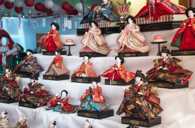 Güzel süslemeleri ve renkli kumaşları olan geleneksel Japon bebekleri. Japon bebekleri, ulusun kültürünün temel bir unsurudur. Hatta her bahar onlara adanmış bir festival bile vardır..
