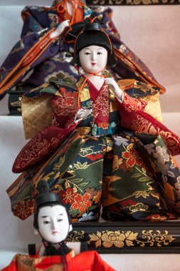 Güzel süslemeleri ve renkli kumaşları olan geleneksel Japon bebekleri. Japon bebekleri, ulusun kültürünün temel bir unsurudur. Hatta her bahar onlara adanmış bir festival bile vardır..