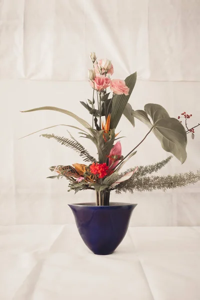 Παραδοσιακή Ιαπωνική Σύνθεση Λουλουδιών Στην Οθόνη — Φωτογραφία Αρχείου