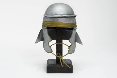 Antika demir minyatür kask. Oda dekorasyonu için ideal.