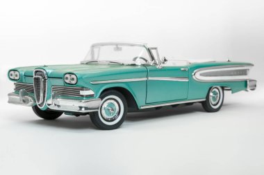 Esasen 1958 yılında üretilen üstü açık eski bir arabanın modeli..