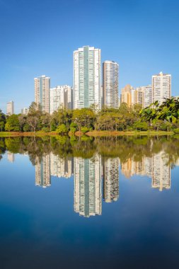 Brezilya 'nın Londrina kentindeki Igap Gölü manzarası.