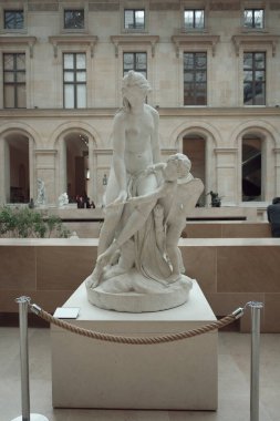 Paris 'teki Louvre Müzesi' nde sergilenen bir heykelin detayları..