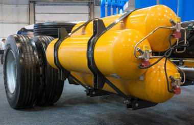 Exposed chassis, engine and gears of a natural gas powered bus on display at the LAT.BUS 2022 exposition, held in the city of Sao Paulo.