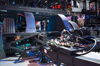 Exposed chassis, engine, gears and motor of a bus on display at the LAT.BUS 2022 exposition, held in the city of So Paulo.