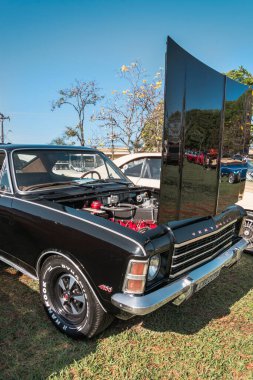 Araç GM Opala Comodoro 1975, klasik araba fuarında sergileniyor. Brezilya 'nın General Motors tarafından üretildi..