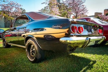 Araç GM Opala Comodoro 1975, klasik araba fuarında sergileniyor. Brezilya 'nın General Motors tarafından üretildi..