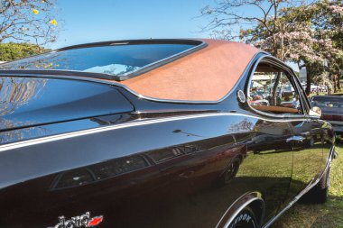 Araç GM Opala Comodoro 1975, klasik araba fuarında sergileniyor. Brezilya 'nın General Motors tarafından üretildi..