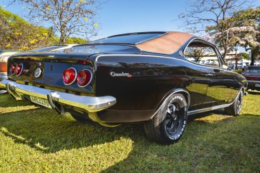 Araç GM Opala Comodoro 1975, klasik araba fuarında sergileniyor. Brezilya 'nın General Motors tarafından üretildi..