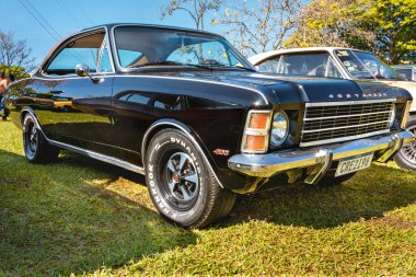 Araç GM Opala Comodoro 1975, klasik araba fuarında sergileniyor. Brezilya 'nın General Motors tarafından üretildi..