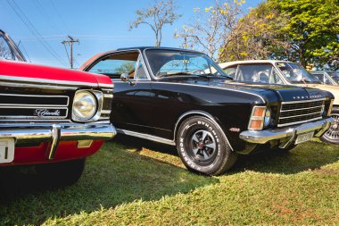 Araç GM Opala Comodoro 1975 klasik araba fuarında sergileniyor. Brezilya 'nın General Motors tarafından üretildi..