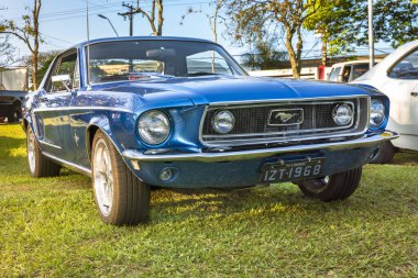 Araç Ford Mustang 1968, klasik araba fuarında sergileniyor. Hardtop, gerçek bir kaslı araba..