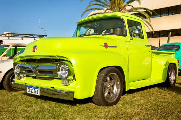 Samochód Ford F100 1961 Wystawie Samochodów Zabytkowych Silnik 302 — Zdjęcie stockowe