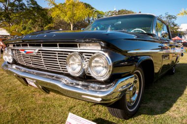 Araç Chevrolet Impala Sedan 1961 Vintage araba fuarında sergileniyor. 