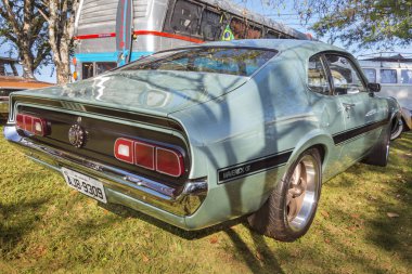 Ford Maverick 1979 plakalı araç klasik araba fuarında sergileniyor. 1973 ve 1979 yılları arasında 4, 6 ve 8 silindirli özel versiyonlarıyla Brezilya 'da üretilmiştir. Yazı.