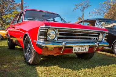 Araç Chevrolet Opala model 4100, 1972, klasik araba fuarında sergileniyor.. 