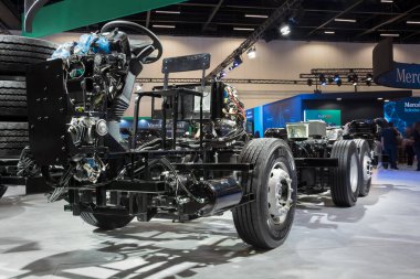 SoPaulo şehrinde düzenlenen LAT.BUS 2022 gösterisinde bir Mercedes-Benz otobüsünün açık şasisi, motoru, vitesi ve motoru sergileniyor..