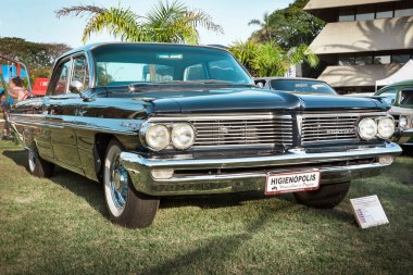 Araç Pontiac Star Şef 1962, klasik araba fuarında sergileniyor. Dört kapılı bir sedan, beşinci nesil..