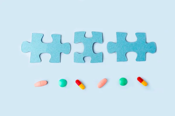 Puzzle Blue Jigsaw Potongan Dengan Pil Yang Berbeda Dan Obat Stok Gambar Bebas Royalti