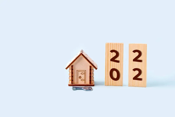 Ξύλινο Σπίτι Μοντέλο Μπλοκ Αριθμούς Επιγραφή 2022 Και Κλειδί Έννοια — Φωτογραφία Αρχείου