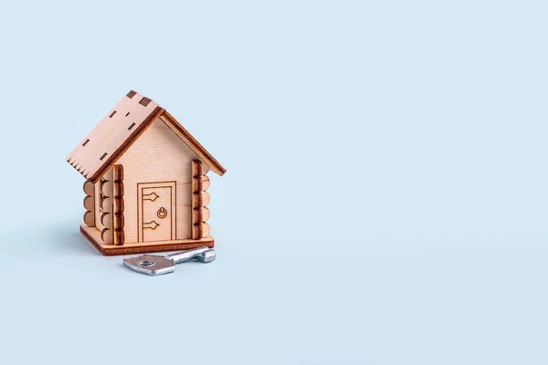 Ξύλινο Σπίτι Μοντέλο Και Κλειδί Μπλε Φόντο Έννοια Της Αγοράς — Φωτογραφία Αρχείου