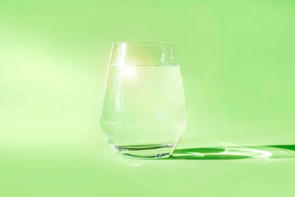 Glas Rent Sötvatten Grön Bakgrund Källan Ekologiskt Rent Vatten Avgiftning — Stockfoto