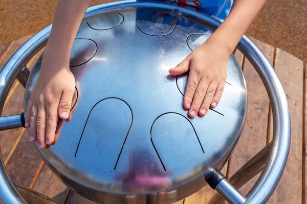 Barnets Händer Leker Hang Pan Drum Utomhus Zen Liknande Moderna — Stockfoto