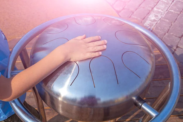 Barnets Händer Leker Hang Pan Drum Utomhus Zen Liknande Moderna — Stockfoto