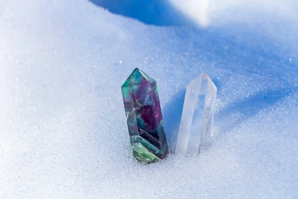 Natura Morta Magica Con Cristallo Fluorite Sulla Neve Splendente Rocce — Foto Stock