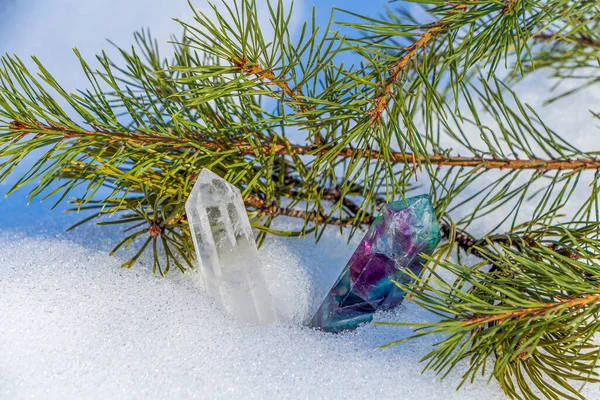 スプルースの枝の間に雪の上に蛍石の結晶と魔法はまだ生活 神秘的な儀式 魔術ウィッカや森の中で精神的な癒しのための岩 クリスマスと新年のための儀式 ロイヤリティフリーのストック写真