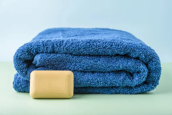 Στοίβα Από Μπλε Καθαρές Πετσέτες Μπάνιου Και Χειροποίητο Οικολογικό Σαπούνι — Φωτογραφία Αρχείου