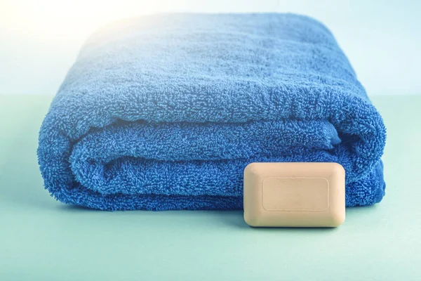 Στοίβα Από Μπλε Καθαρές Πετσέτες Μπάνιου Και Χειροποίητο Οικολογικό Σαπούνι — Φωτογραφία Αρχείου