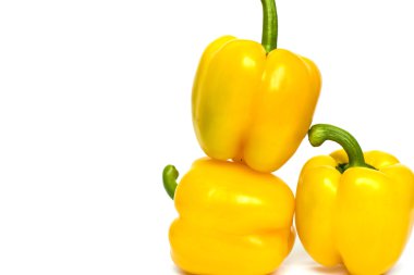 Üç parlak ve sulu sarı biber