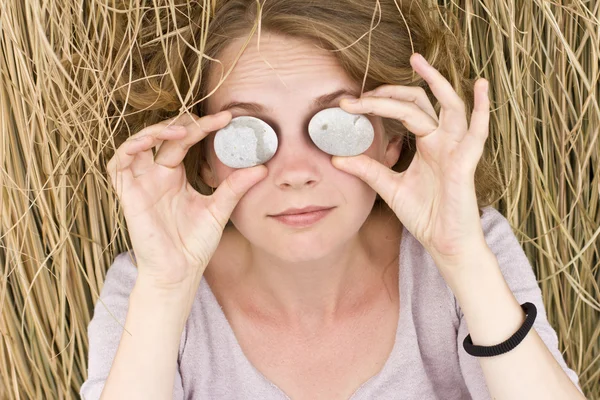 Lockigt blont på havet — Stockfoto