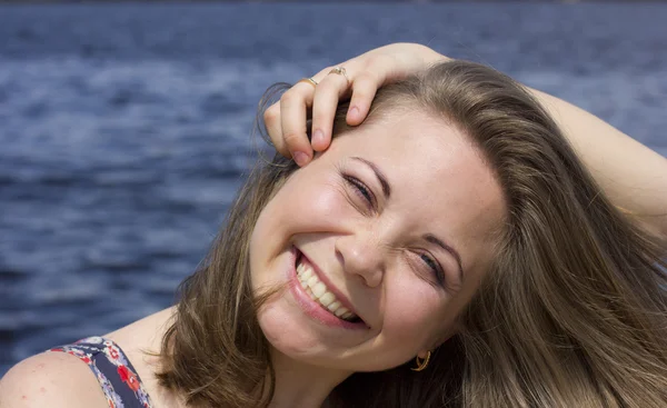 Belle jeune fille près de l'eau — Photo