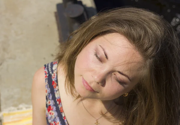 Menina bonita perto da água — Fotografia de Stock