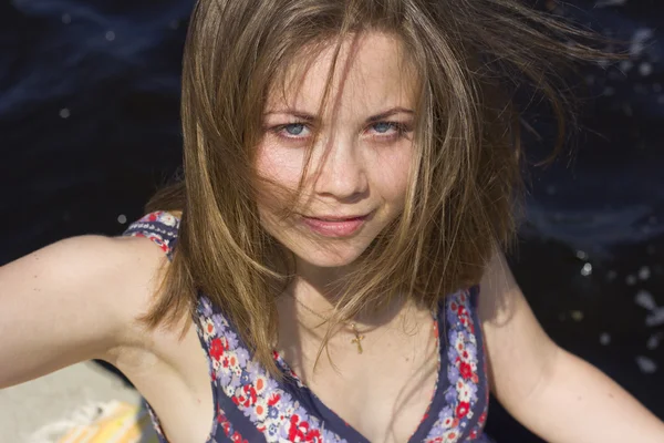 Όμορφη νεαρή κοπέλα κοντά στο νερό — Φωτογραφία Αρχείου
