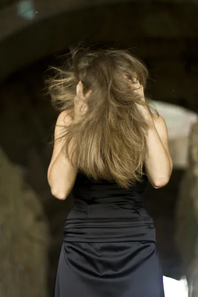 Senhora em vestido de noite preto — Fotografia de Stock