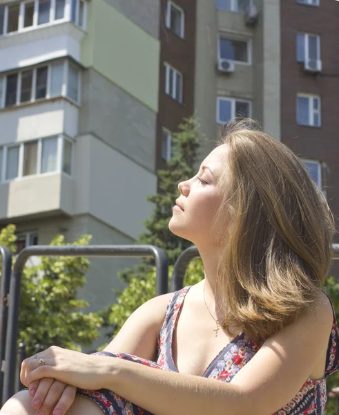 Menina bonita na natureza — Fotografia de Stock