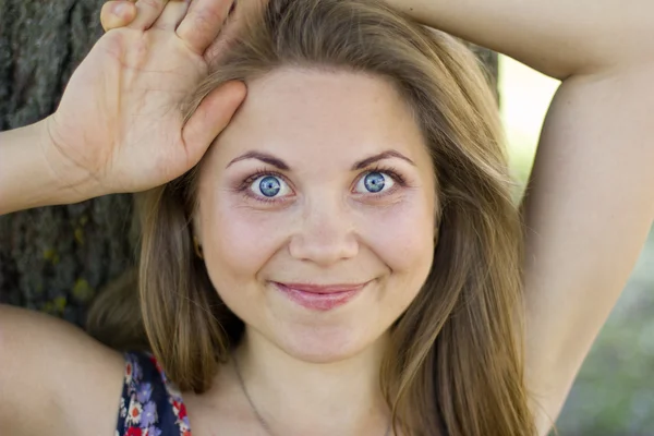 Vacker flicka på naturen — Stockfoto