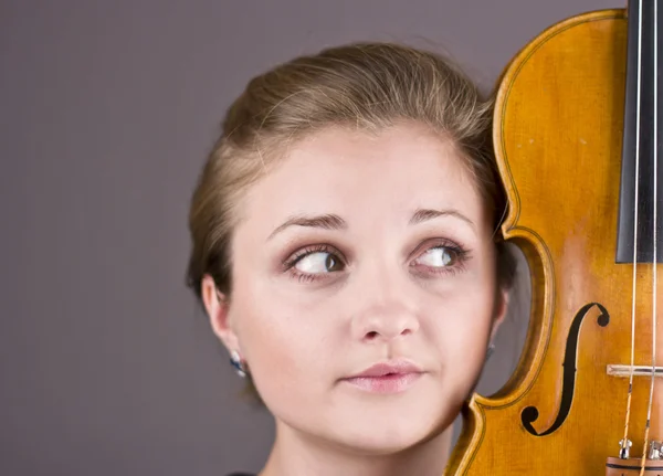 Krásná dívka s houslemi v rukou — Stock fotografie