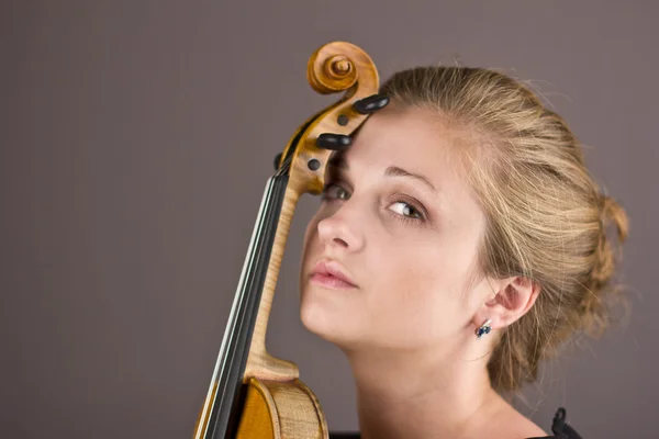 Belle fille avec un violon dans les mains — Photo