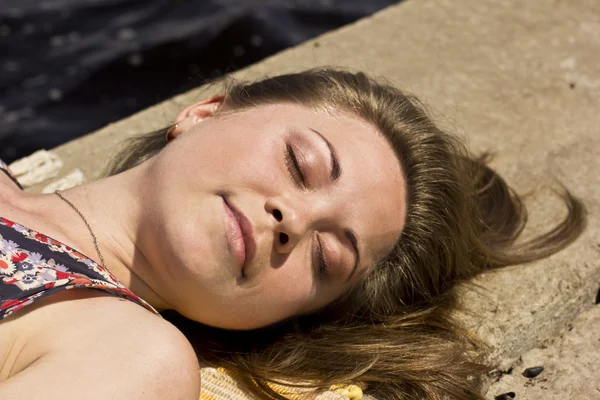 Pretty girl on the nature near the water — Stock Photo, Image